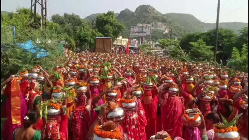 लालसोट: लालसोट शहर में भगवान घाटेश्वरनाथ महादेव का हरिद्वार के 2100 गंगाजल के कलशों से जलाभिषेक किया गया