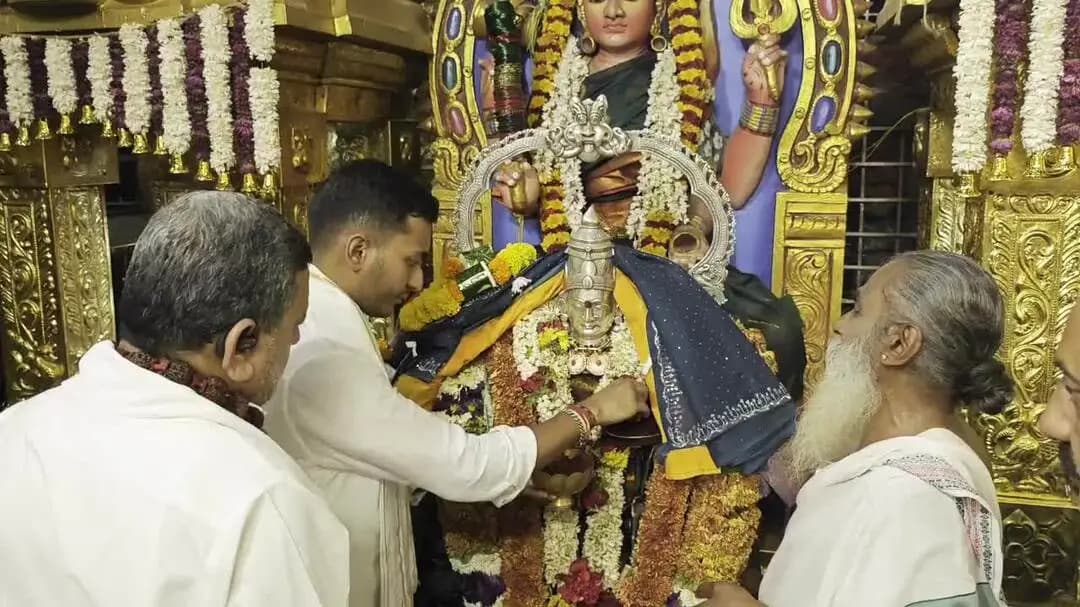 ಪಾವಗಡ: ಪುತ್ರ ಸಮರ್ಥ್ ಜೊತೆ ಪಾವಗಡ ಶನಿ ದೇಗುಲಕ್ಕೆ ಸಚಿವ ಎಸ್.ಎಸ್. ಮಲ್ಲಿಕಾರ್ಜುನ್ ಭೇಟಿ
