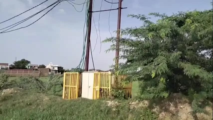 गोवर्धन: गोवर्धन में फिर हुई ट्रांसफार्मर से चोरी, कॉपर निकालकर बदमाश फरार, गांव में छाया अंधेरा, पुलिस की गश्त पर उठे सवाल