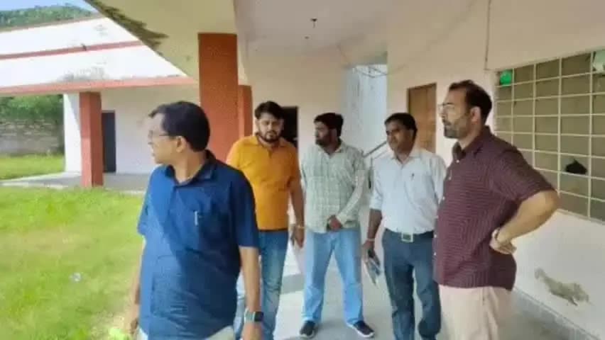 लालसोट: नगर निकाय चुनाव की तैयारियों के तहत लालसोट क्षेत्र में मतदान केंद्रों का निरीक्षण, व्यवस्थाएं दुरुस्त करने के दिए निर्देश