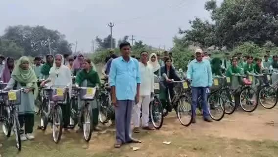 देवीपुर: वित्तीय वर्ष 2026-27 के तहत शनिवार को प्रखंड के विभिन्न विद्यालयों में कक्षा आठवीं के छात्र-छात्राओं के बीच नि:शुल्क साइ
