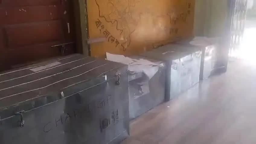 আলিপুরদুয়ার ২: যশোডাঙ্গা ব্লক অফিসে দরকারি কাগজপত্র ছিঁড়ে দরজা ভাঙলো মহিলা রা