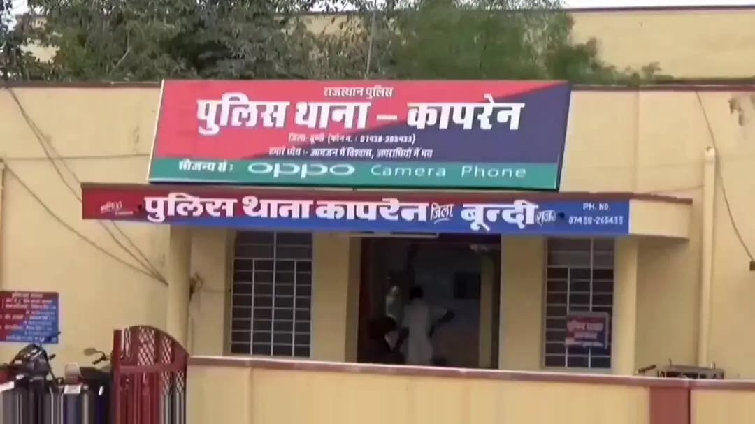 केशोरायपाटन: कापरेन में सड़क के गड्ढे से बिगड़ा बाइक का संतुलन, दो बाइकों की भिड़ंत में पांच लोग घायल