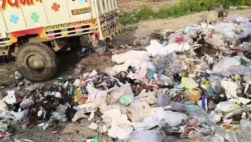 बेगुं: बेगू नगर के गंगाजलिया में फेल रहे कचरे से परेशान दुकानदारों ने नगर पालिका से कचरा हटवाने की की मांग