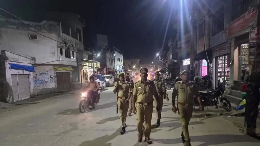 खैर: थाना खैर में अपराध नियंत्रण और शांति व्यवस्था के लिए क्षेत्राधिकारियों व थाना प्रभारियों ने की पैदल गश्त