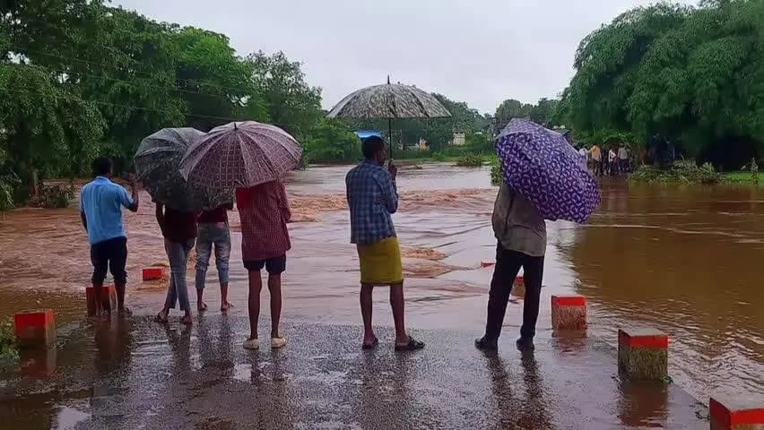 मंडला: कोसमडोंगरी का उमरिया पुल डूबा, छात्र व ग्रामीण जोखिम उठाकर कर रहे पार