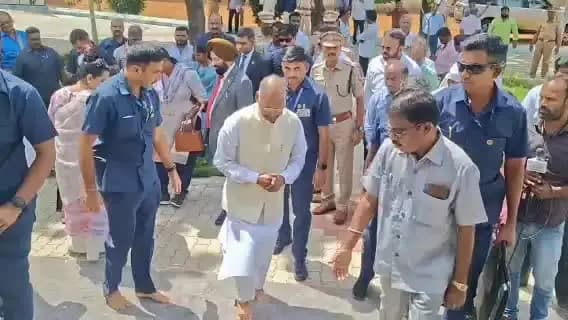 திருச்சி: EX ஜனாதிபதி முத்தரையர் சிலைக்கு மாலை அணிவித்து மரியாதை செலுத்தினர்