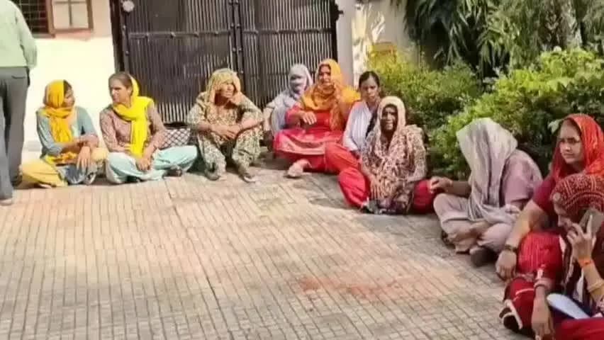 रेवाड़ी: रेवाड़ी में BJP विधायक के ऑफिस पर महिलाओं का हंगामा:लोग बोले- पानी-सड़क की शिकायत लेकर पहुंचे थे, गोली मारने की धमकी दी