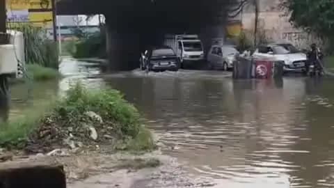 खतौली: बरसात के चलते बाईपास अंडरपास में पानी भरने से राहगीर हुए परेशान, सड़क में गड्ढा होने से ई-रिक्शा पलटी, आई मामूली चोटें