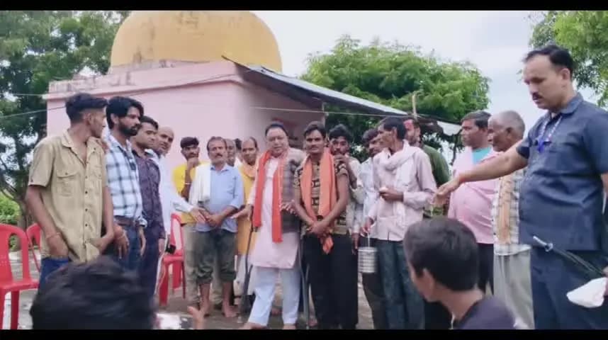 करेरा: ग्राम बम्हारी में धार्मिक कार्यक्रम में शामिल हुए विधायक रमेश खटीक