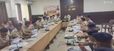 कराहल: लंबित अपराधों के शीघ्र निराकरण के निर्देश, लापरवाही पर कार्रवाई की चेतावनी