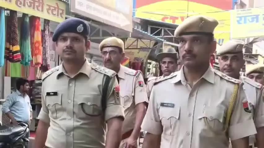 चिड़ावा: निकाय चुनावों के मद्देनजर चिड़ावा शहर में पुलिस ने सड़कों पर उतकर फ्लैग मार्च किया, शांतिपूर्ण मतदान का संदेश दिया