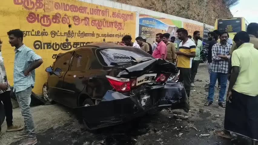 தேனி: தேனி புதிய பேருந்து நிலையம் அருகே காரும் அரசு பேருந்தும் மோதி ஏற்பட்ட விபத்தில் 2 பேர் பலி - ஒருவர் படுகாயம்