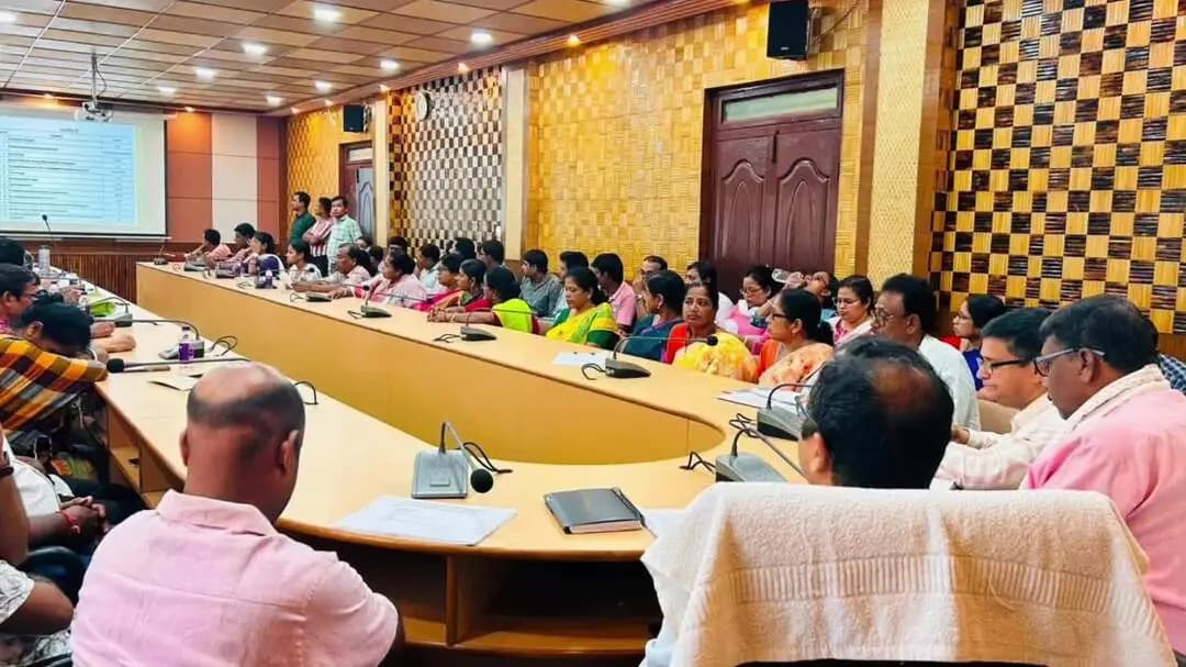 মোহনপুর: আগরতলা জেলা শাসকের কনফারেন্স হল ঘরে একটি বৈঠক অনুষ্ঠিত হয়
