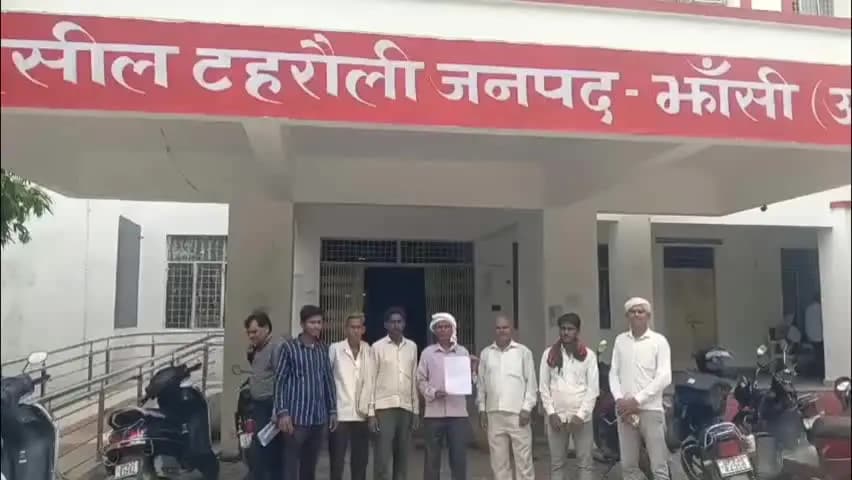 टेहरोली: सेमरी कछियान में खेतों के पानी की निकासी बाधित, घरों में घुसा पानी