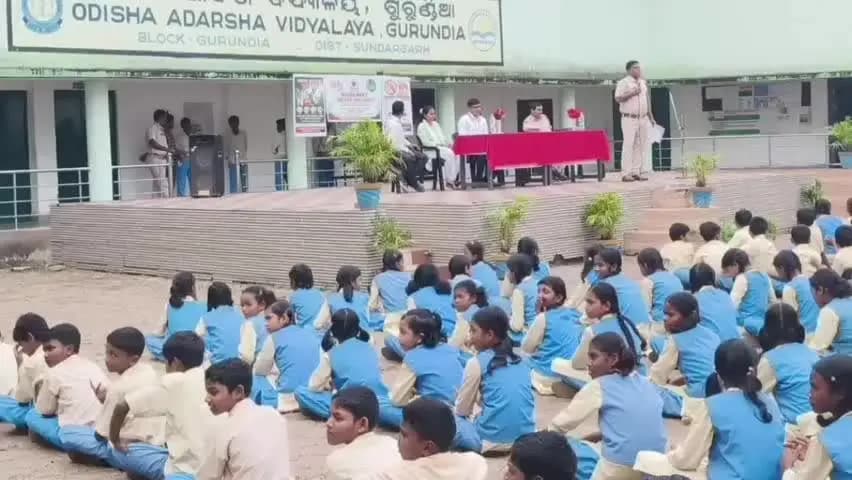 ରାଉରକେଲା ମ୍ୟୁନିସିପାଲଟି: ଗୁରୁଣ୍ଡିଆ ସ୍ଥିତ ଆଦର୍ଶ ବିଦ୍ୟାଳୟରେ ରାଉରକେଲା ପୋଲିସ୍ ପକ୍ଷରୁ ସାଇବର ସଚେତନତା କାର୍ଯ୍ୟକ୍ରମ ଅନୁଷ୍ଠିତ