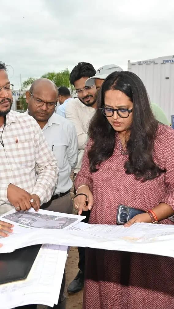 कलेक्टर श्रीमती तुलिका प्रजापति ने नालंदा लाइब्रेरी, मेडिकल कॉलेज भवन एवं साइंस पार्क का निरीक्षण किया।
उन्होंने निर्माण कार्यों में गुणवत्ता सुनिश्चित करते हुए निर्धारित समय-सीमा में कार्य पूर्ण करने के निर्देश दिए।