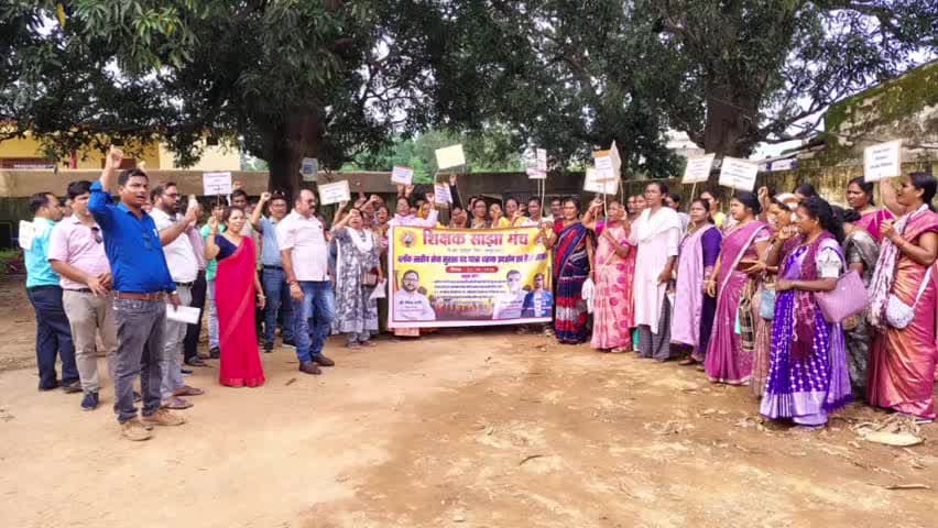 जशपुर: जशपुर के आठों विकासखंडों में शिक्षकों ने सेवा सुरक्षा और TET अनिवार्यता के खिलाफ किया प्रदर्शन