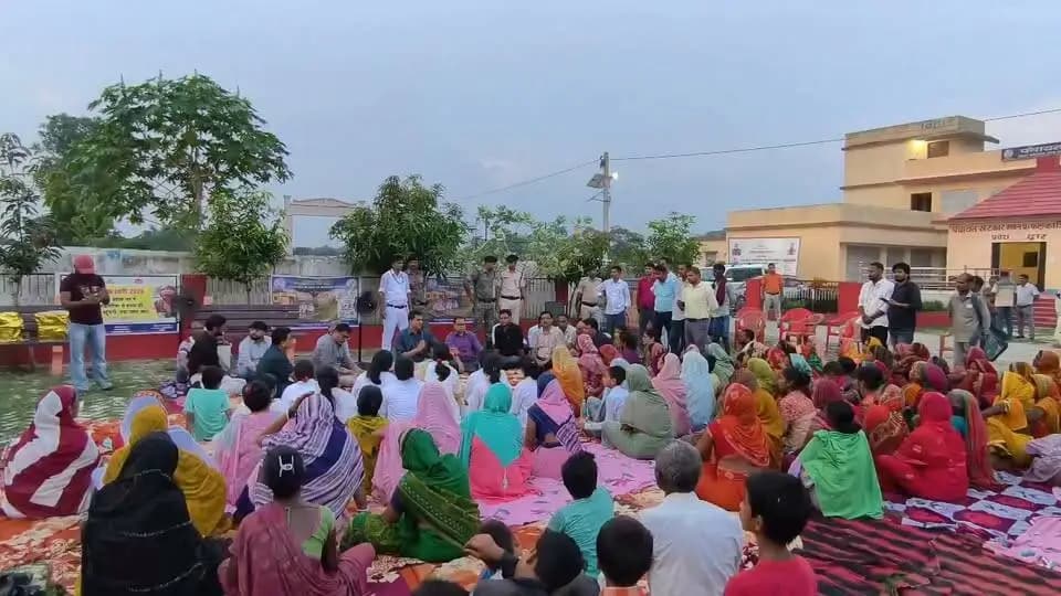 जिला पदाधिकारी कटिहार आशुतोष द्विवेदी फलका प्रखंड के हथवाड़ा पंचायत में आयोजित संध्या चौपाल में स्थानीय ग्रामीणों को सरकार के विभिन्न योजनाओं की जानकारी देते हुए।
Information & Public Relations Department, Government of Bihar #katihar