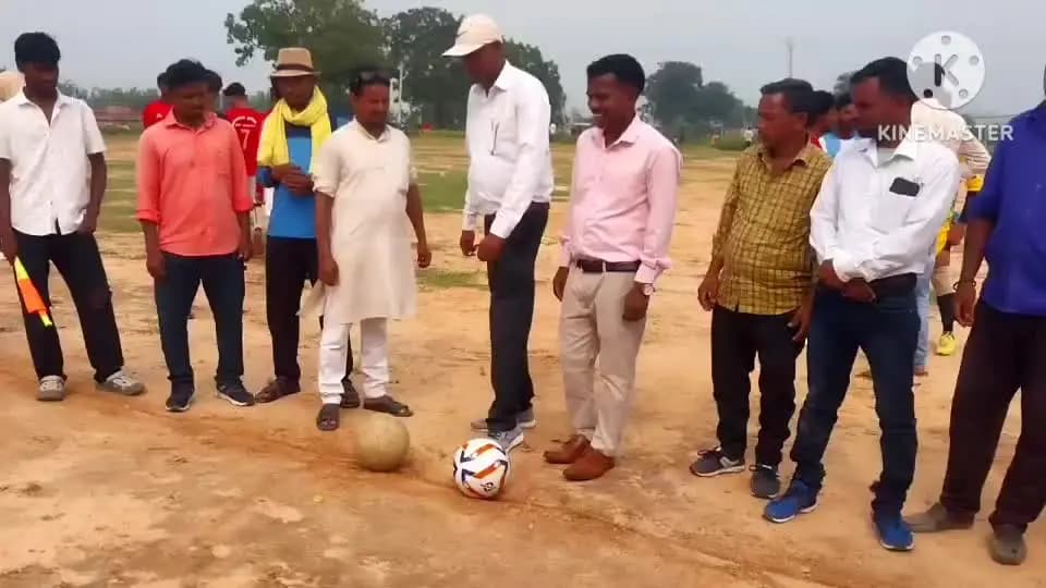बरकट्ठा: चेचकपी के लाल मैदान में फुटबॉल प्रतियोगिता का उद्घाटन, 16 टीम ले रही हिस्सा
