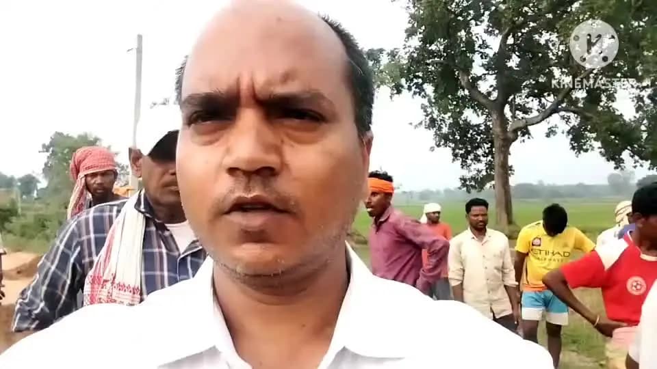 बरकट्ठा: चेचकपी के अंबाकोला में ग्रामीणों ने मुखिया के सहयोग से श्रमदान कर सड़क बनाई