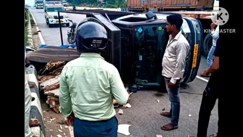 बरही: करियातपुर में टायर फटने से टाइल्स लदा पिकअप पलटा, चालक सुरक्षित
