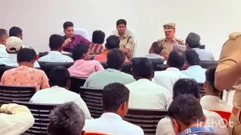 इकौना: नवीन मॉडर्न थाना श्रावस्ती पर CO की मौजूदगी में बारावफात के दृष्टिगत पीस कमेटी की बैठक आयोजित की गई
