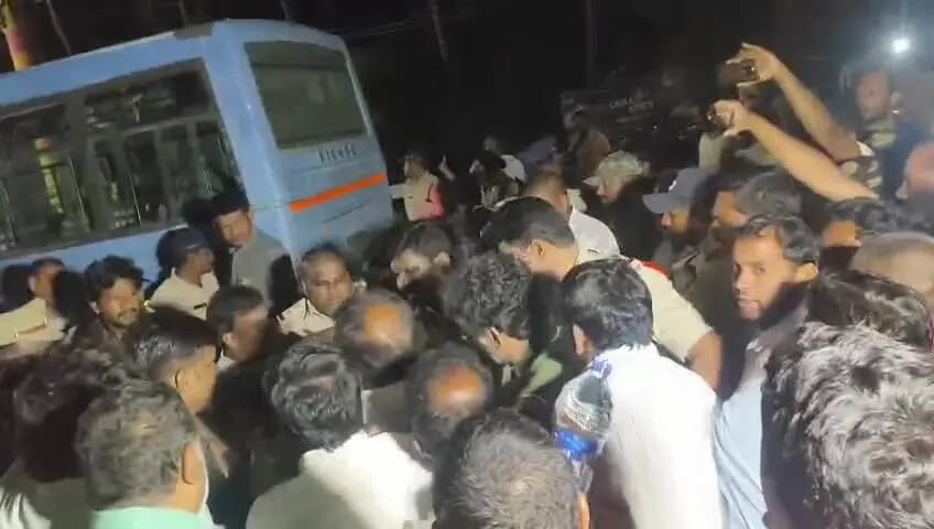 మండపేట: మండపేటలో ఉద్రిక్తత: కాలువ గట్టుపై నివాసాల కూల్చివేత, ఎమ్మెల్సీ తోట త్రిమూర్తులు హౌస్ అరెస్ట్