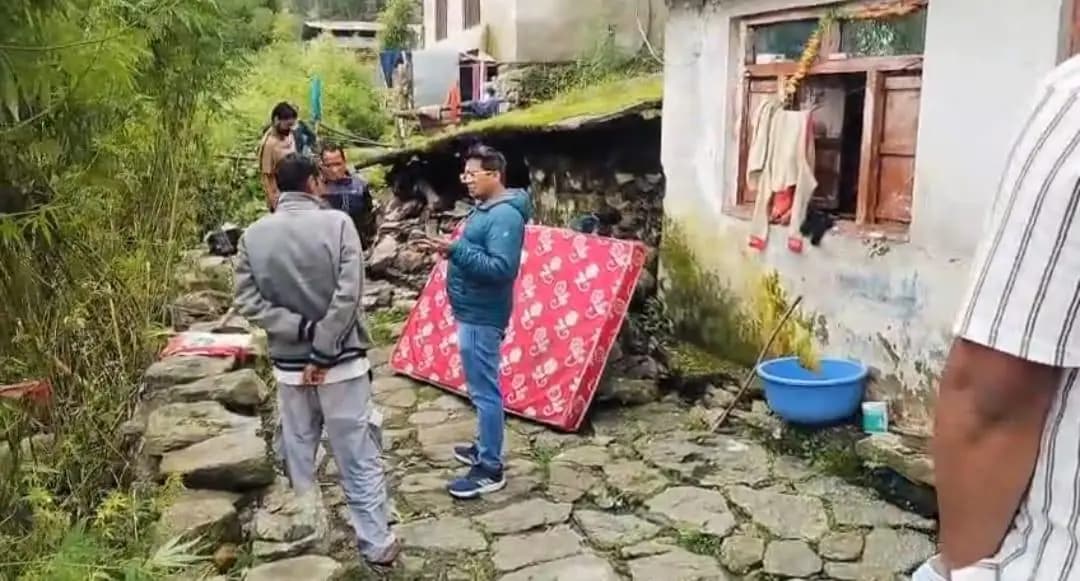 मुनस्यारी में आपदा प्रभावित परिवार को मिली त्वरित राहत, जिला प्रशासन ने लिया संज्ञान