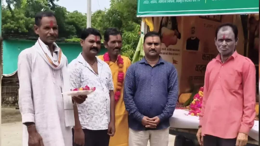 निवाड़ी: निवाडी जिले के गांव-गांव पहुंची कलश वंदन यात्रा, पुष्पवर्षा से हुआ भव्य स्वागत
