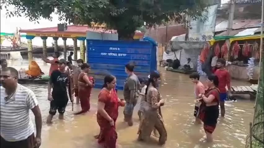 बक्सर: रामरेखा घाट पर उमड़े शिव भक्त, 40 किमी पैदल चलकर करेंगे बाबा ब्रह्मेश्वरनाथ का जलाभिषेक