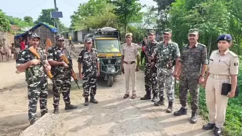 दिघलबैंक: दिघलबैंक में एसएसबी और पुलिस ने संयुक्त कार्रवाई कर नेपाल जा रही 20 बोरी यूरिया जब्त की, चालक फरार