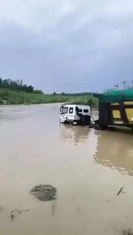 बेहट: रायपुर बुड्ढी की नदी को पार करते खनीज सामग्री से भरा ट्रक पानी के तेज बहाव में फंसा