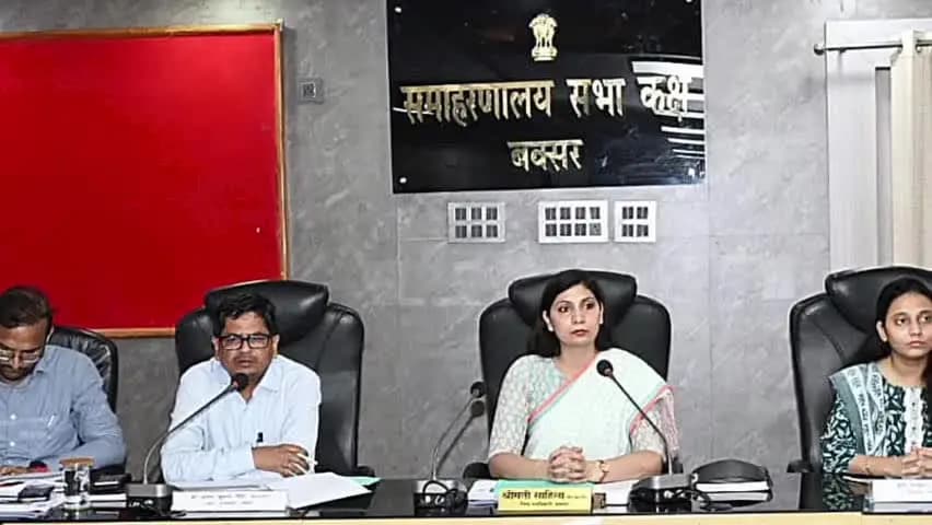 इटाढ़ी: राजस्व कार्यों में लापरवाही पर इटाढ़ी समेत 4 अंचल अधिकारियों का वेतन स्थगित