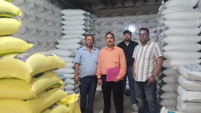 शिकोहाबाद: जमाखोरी रोकने के लिए प्रशासन एक्शन में, शिकोहाबाद में चीनी के गोदामों पर की गई प्रशासनिक दबिश