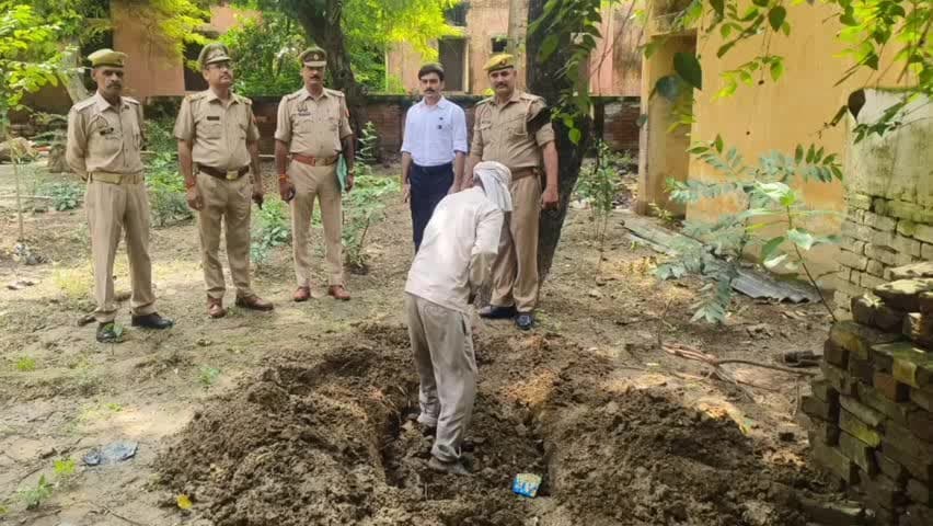 शिकोहाबाद: खैरगढ़ पुलिस ने अधिकारियों की मौजूदगी में वीडियोग्राफी के बीच नष्ट कराई 20 लीटर अवैध शराब