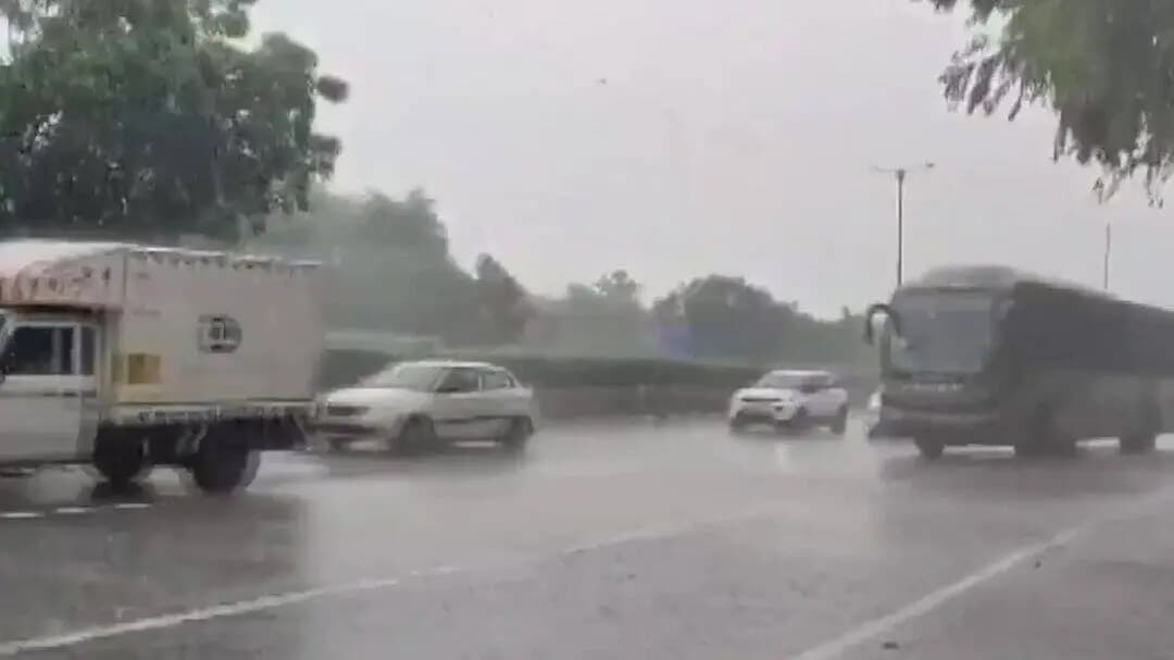दिल्ली-NCR में सुबह से हुई झमाझम बारिश, जिससे मौसम सुहाना हुआ और गर्मी से राहत मिली