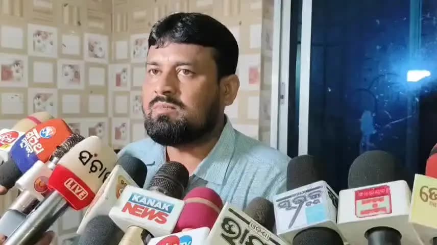 ଜଳେଶ୍ବର: SIR କୁ ନେଇ ରାଜନୀତି
ସାମ୍ବାଦିକ ସମ୍ମିଳନୀରେ କରି ତଦନ୍ତ ଦାବି କଲେ ଗ୍ରାମବାସୀ, ଜଳେଶ୍ୱର ନିର୍ବାଚନ ମଣ୍ଡଳୀ କାଦରାୟାଁ ପଞ୍ଚାୟତ ରୁ ଆସିଛି