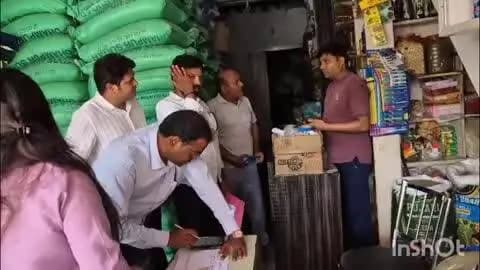 शिकारपुर: शिकारपुर की एसडीएम प्रतीक्षा पांडे ने चीनी के बढ़ते दामों को लेकर थोक विक्रेताओं पर की छापेमारी