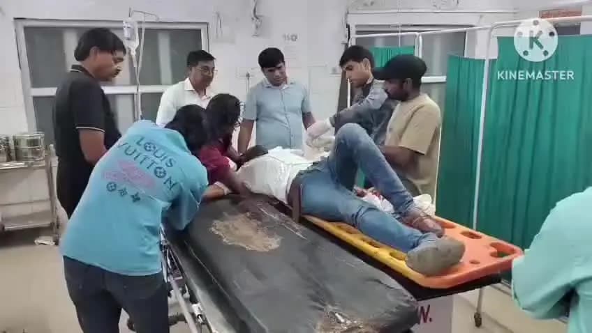 इटावा: इकदिल इलाके में ट्रक की चपेट में आने से बाइक सवार गंभीर रूप से घायल, जिला अस्पताल से सैफई पीजीआई रेफर किए गए