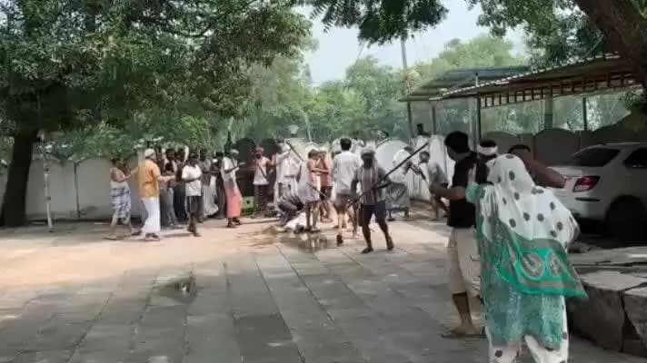 चकिया: कीड़ीहीरा गांव में बिजली विवाद को लेकर दो पक्ष आमने-सामने, मारपीट का वीडियो हुआ वायरल