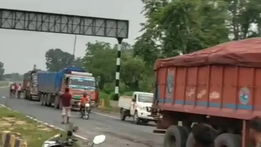 बिश्रामपुर: एन एच 39 फोरलेन पर भीषण सड़क दुर्घटना, शंखा बुलबुलिया के युवक की मौत, दो घायल