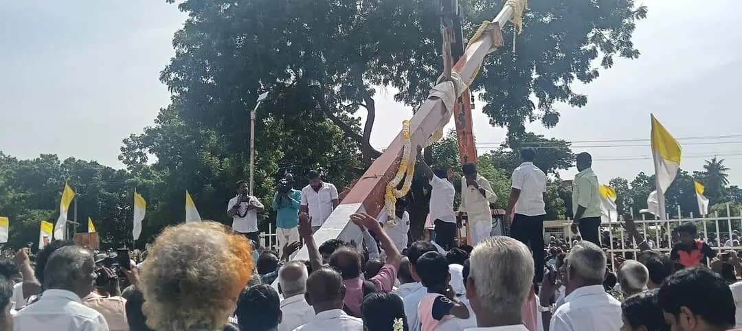 கடலூர்: வடலூரில் பிராரம்: பழைய கொடியை பதிலாக புதிய கொடி மரம்