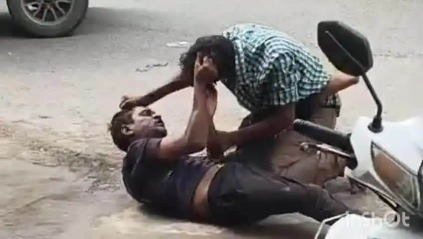 उरई: शहीद भगत सिंह चौराहे के पास दो शराबियों का हाई वोल्टेज ड्रामा, जमकर हुई मारपीट