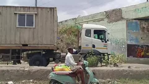 గుంతకల్లు: గుత్తి అర్ఎస్ రోడ్డులో ఎంపీడీఓ కార్యాలయం సమీపంలో రైల్వే బ్రిడ్జిలో ఇరుక్కున్న లారీ