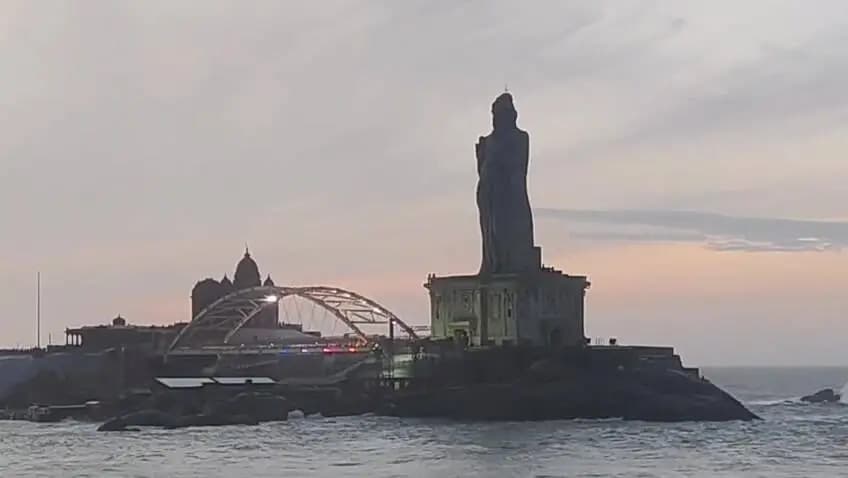 தோவாளை: வார விடுமுறையன்று கன்னியாகுமரிக்கு ஏராளமான சுற்றுலாப் பயணிகள் வந்தனர்