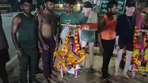 जसराना: दादा-दादी को कावड़ में बिठाकर निकले कावड़िया, रजावली चौराहे पर किया गया स्वागत