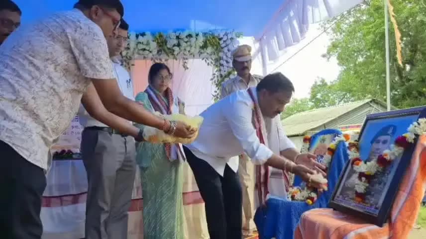 ରେମୁଣା: ପଦ୍ମପୁର ପଞ୍ଚାୟତର ବୀର ସହିଦ ଯବାନ ସ୍ୱର୍ଗତ ମନୋଜ କୁମାର ନାୟକଙ୍କ ପ୍ରଥମ ଶ୍ରାଦ୍ଧବାର୍ଷିକୀରେ ଯୋଗ ଦେଲେ ରେମୁଣା ବିଧାୟକ