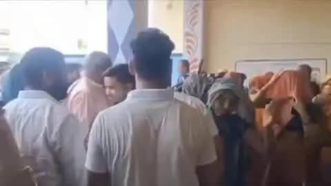 टूंडला: जसरथपुर गांव में राशन की दुकान के मामले में जांच करने पहुंची टीम के सामने दो पक्षों में जमकर मारपीट, वीडियो हुआ वायरल
