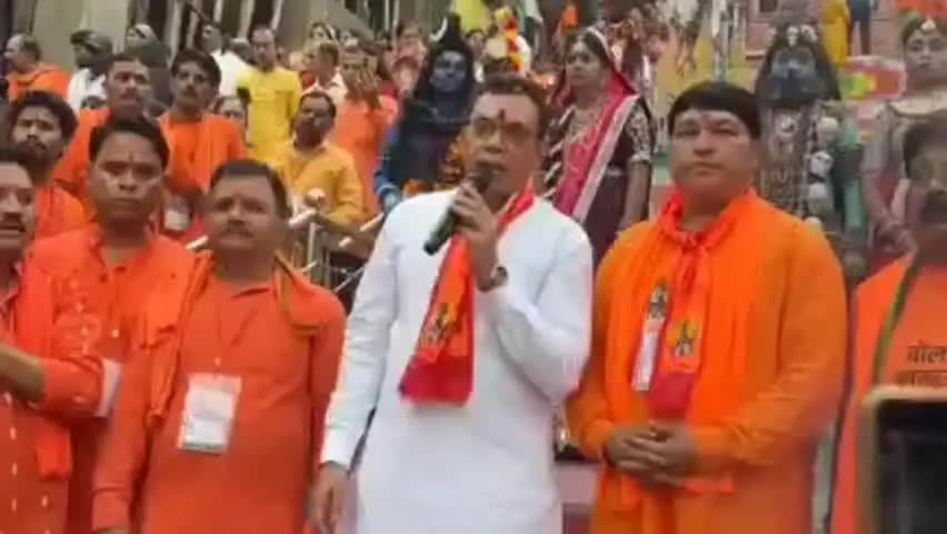 आमला: श्रावण पर्व पर कांवड़ लेकर शिवभक्ति में डूबे आमला विधायक डॉ. योगेश पंडाग्रे, श्रद्धालुओं के साथ बाबा भोलेनाथ का किया
